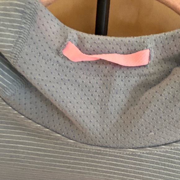 Workout top - Picture 3 of 10